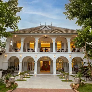 https://villa-santi-hotel.hotelsluangprabang.com